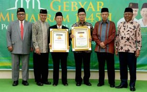 Dr Ahmad Darodji dan Prof Abdul Djamil Dianugerahi Budai Award Unissula