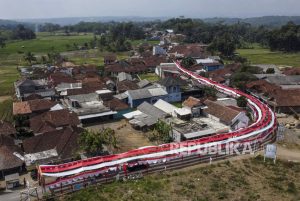 Gotong Royong Warga Cibahong Meriahkan Hari Kemerdekaan Indonesia