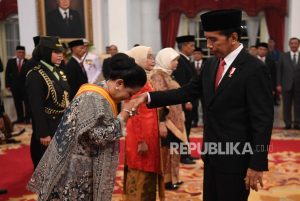 Jokowi: Tanda Kehormatan Iriana Atas Pertimbangan Dewan Gelar
