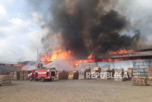 Kebakaran Pabrik Kayu di Ciamis, Pemadaman Api Tuntas Setelah Belasan Jam