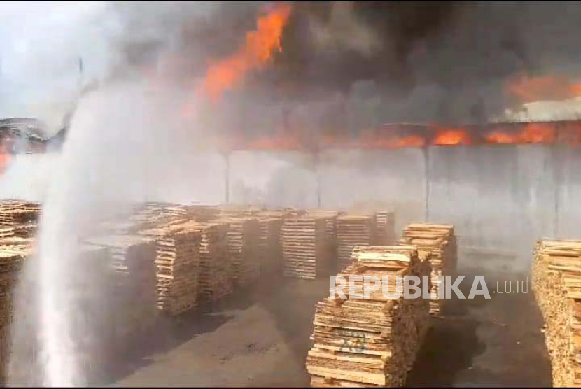 Pabrik Kayu di Ciamis Kebakaran, Penyebabnya Belum Diketahui