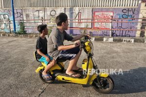 Pentingnya Peran Orang Tua untuk Mencegah Bahaya Penggunaan Motor Listrik