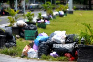 Petugas Linmas Bantul Jaga Wilayah dari Pembuangan Sampah Liar