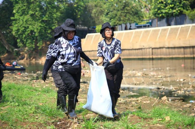 Polwan Angkut 150 Karung Sampah Sungai Ciliwung