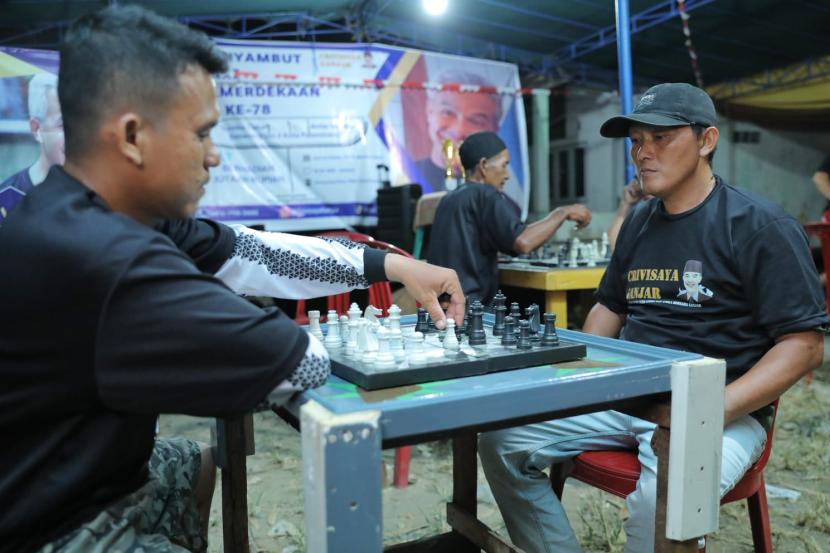 Sambut HUT RI, Relawan Crivisaya Ganjar Rangkul Warga untuk Ikut Lomba Catur di Palembang