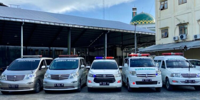 Mobil Ambulance dan mobil jenazah di Masjid Al-Jihad Banjarmasin yang dikelola PP Muhammadiyah. Foto: Tangkapan layar.